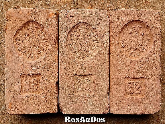 Historische Ziegel mit der Prägung Maria Theresia