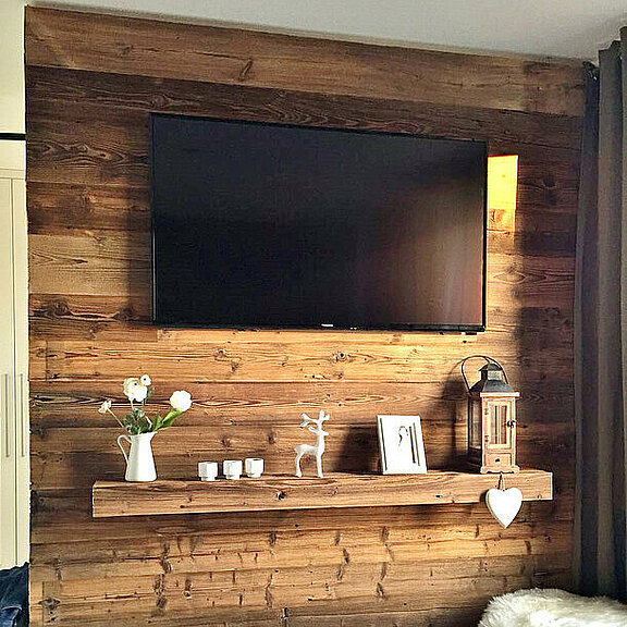 TV Rueckwand mit alten Holzbrettern