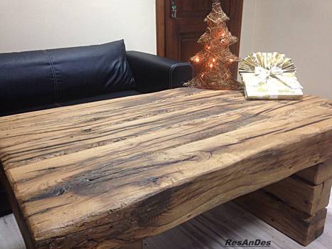 tisch_aus_eichenbalken_moebel_aus_alter_eiche_vintagemoebel.jpg  