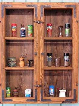 altes Sprossenfenster als Vitrinenschrank 