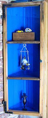 alter Fensterflügel als Eckregal