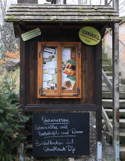 Altes Beleuchtetes Holzfenster als Schaukasten