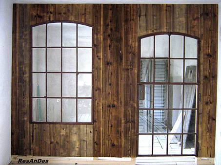raumteiler_antikholz_mit_gussfenstern_als_tuer_resandes_industriefenster.jpg  