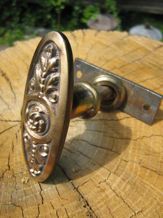 Kunstvoll gefertigte Fensterolive aus Messing