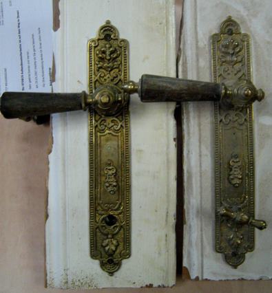 Kunstvoll gefertigte historische Türklingen mit Garnitur