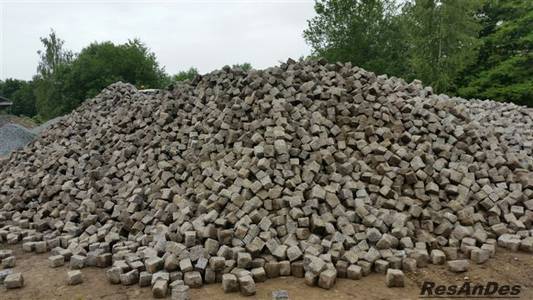 Abgefahrenes altes Kleinsteinpflaster