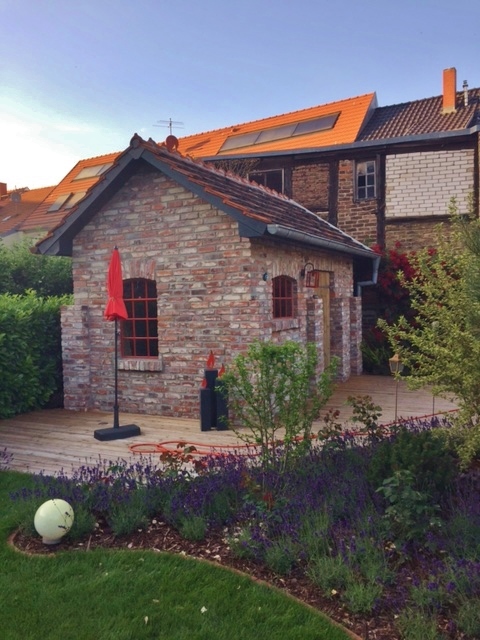 gartenhaus_mit_alten_ziegeln_mauern_.JPG  
