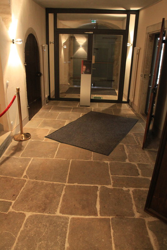 Eingangsbereich mit Sandsteinplatten